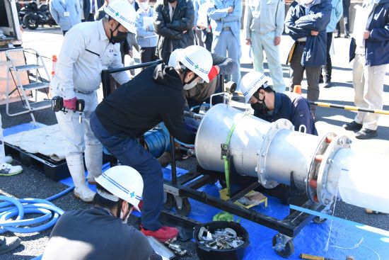 熱硬化性樹脂を含浸させた更生材を反転挿入します