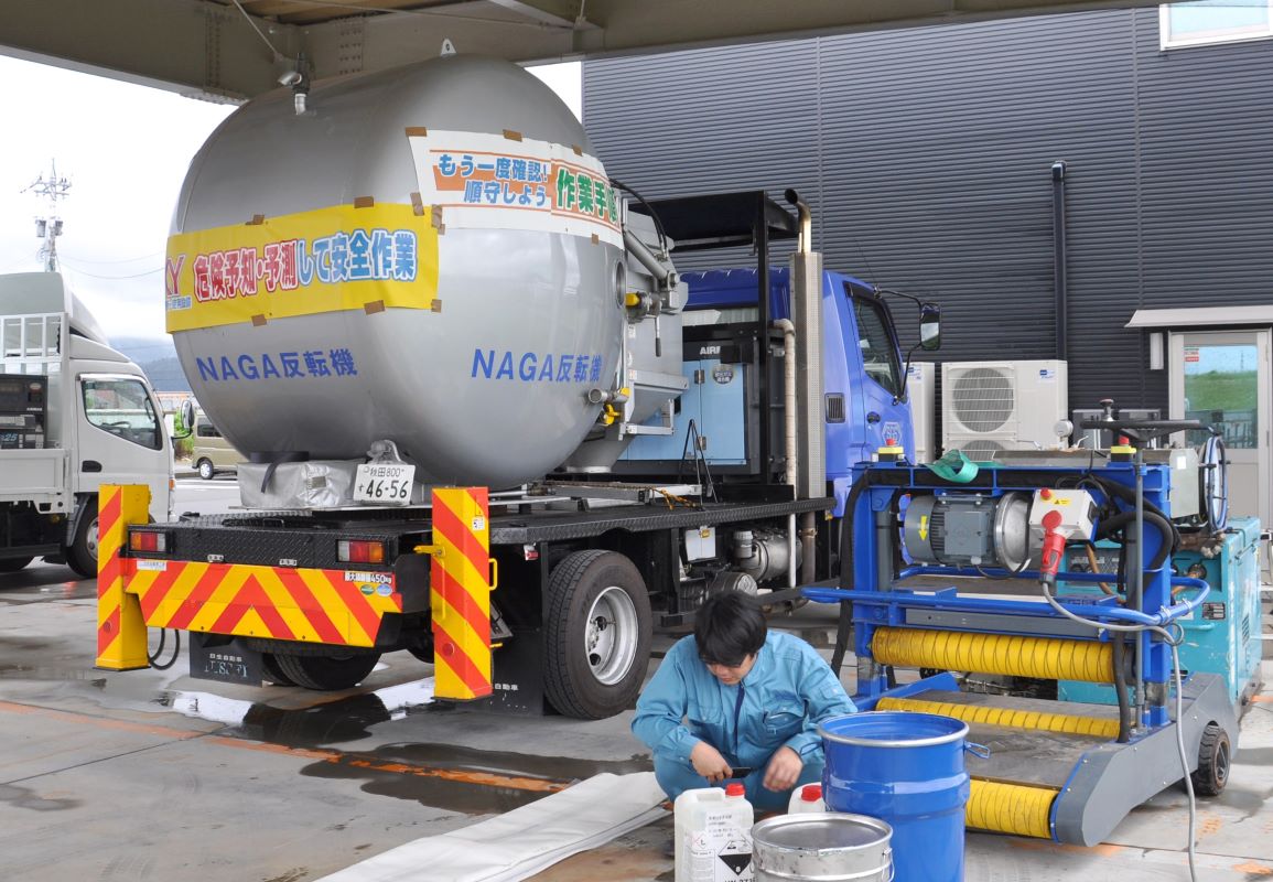 反転機と自走式現場含浸機（左端がボイラー車）