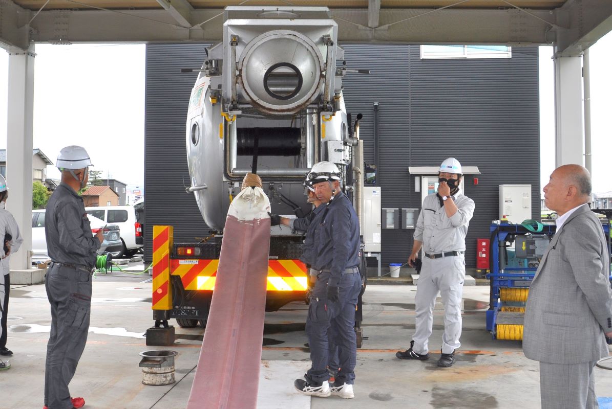 反転機にライナー材を引き込む