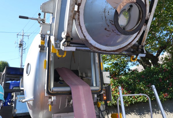 大型反転機にライナー材を引き込む