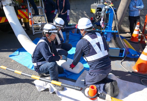 ライナー材が押し出されています